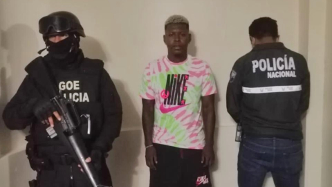 El futbolista Gabriel Cortez tras ser detenido la madrugada del 22 de abril de 2022, en Guayaquil, como parte de un operativo policial para desarticular a la banda de Los Tiguerones.