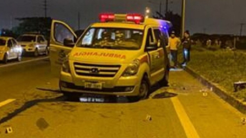 Fotografía cedida por la Policía de la ambulancia, donde tres personas murieron acribilladas, el 22 de abril de 2022.