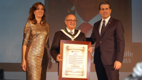 Werner Moeller (centro), cuando recibió el premio a "Mejor Industrial del Año", en 2015.