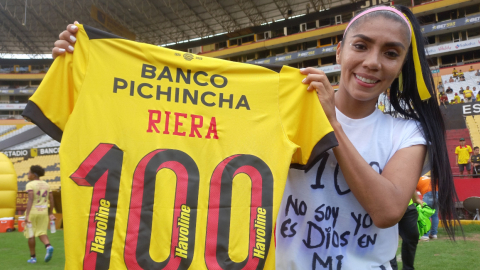 Madelin Riera recibió una camiseta por llegar a los 100 goles en la Superliga femenina, después de marcar cinco tantos en la goleada 12-0 de Barcelona sobre El Nacional, el sábado 23 de abril de 2022. 