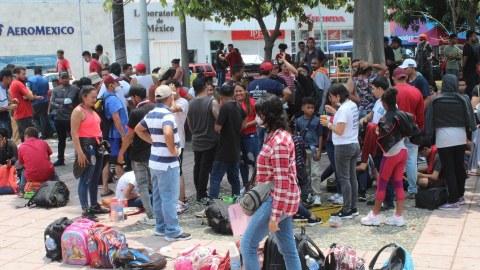 Migrantes centroamericanos y sudamericanos esperan en una ciudad fronteriza de México, luego de ser interceptados en su camino hacia Estados Unidos, el 23 de abril de 2022. 