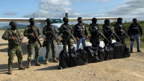 Vista panorámica de la narcoavioneta en una pista clandestina de Santa Elena, el 24 de abril de 2022. 