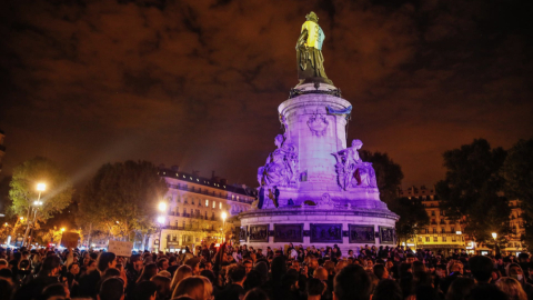 Los manifestantes participan en protestas después de la reelección de Macron, en la Plaza de la República, en París, el 24 de abril de 2022. 