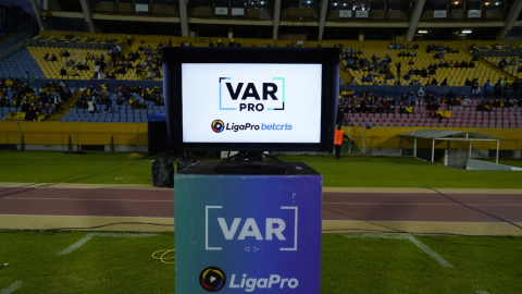 El VAR instalado previo al encuentro de la Fecha 6 de la LigaPro entre Universidad Católica y Barcelona, en el estadio Atahualpa.