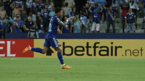 Joao Rojas de Emelec festeja un gol anotado en la Fecha 2 de la fase de grupos de la Copa Libertadores ante Deportivo Táchira, el 14 de abril de 2022.