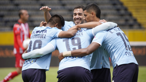 Jugadores de la Universidad Católica, en el partido ante Técnico Universitario, en el estadio Olímpico Atahualpa, el 24 de abril de 2022.