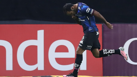 Junior Sornoza de Independiente celebra el gol del empate frente a Atlético Mineiro por la Fecha 3 del Grupo D de la Copa Libertadores, el 26 de abril de 2022.