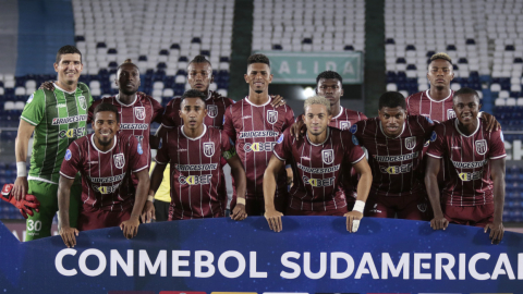 Los jugadores de 9 de Octubre se forman para la foto oficial de la Copa Sudamericana, en Asunción, el 27 de abril de 2022.