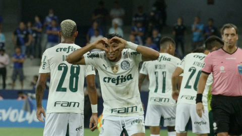 Rony celebra un gol en la victoria de Palmeiras sobre Emelec, el miércoles 27 de abril de 2022, en el estadio Capwell, por la Copa Libertadores. 