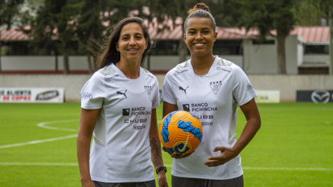 Las brasileñas Hayanne Sousa y Gabrielle Díaz posan en el Complejo de Pomasqui, el 26 de abril de 2022. 