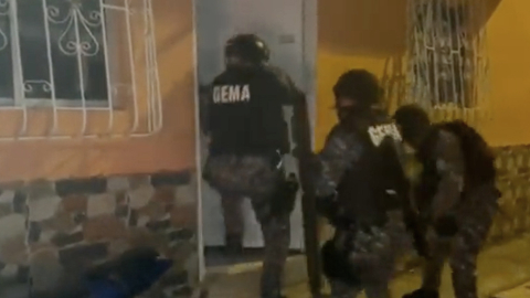 Momento de los allanamientos de la Policía en Guayaquil, la madrugada del 29 de abril de 2022.