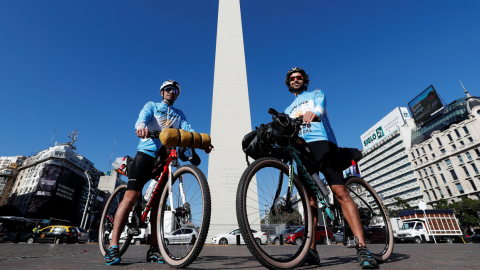 Lucas Ledesma, de 34 años, y Leandro Blanco, de 31 años, posan para un foto frente al Obelisco de Buenos Aires, el 28 de abril de 2022.