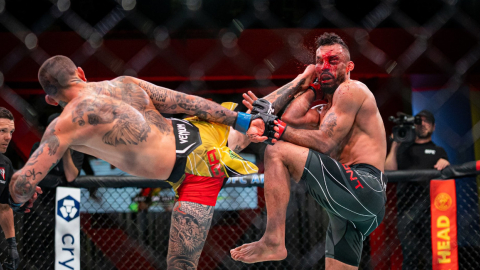 Marlon 'Chito' Vera conecta una patada en el rostro de Rob Font en la pelea estelar del sábado 30 de abril de 2022.