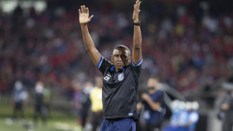 Juan Carlos León, entrenador de 9 de Octubre, levanta sus brazos durante un partido ante el DIM, el 14 de abril de 2022.