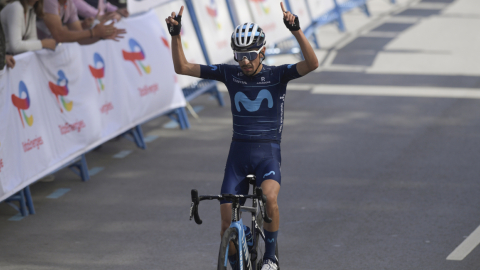 El corredor colombiano Iván Ramiro Sosa festeja su triunfo en la segunda etapa de la Vuelta Ciclista a Asturias 2022