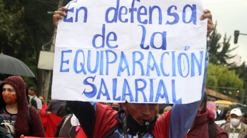 Miembros de la UNE protestaron por la equiparación salarial, en Quito, el 28 de abril de 2022.