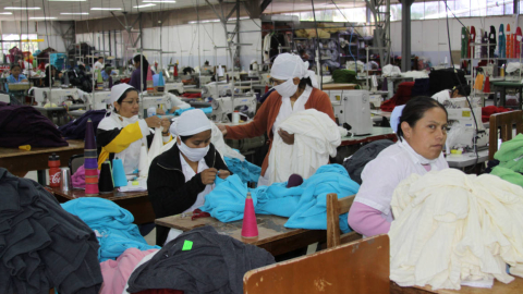 Imagen referencial de trabajadoras en una empresa textil en Ecuador, en 2022.