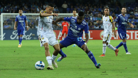 Bryan Carabalí, de Emelec, en el partido ante Deportivo Táchira, en el estadio George Capwell, el 14 de abril de 2022.