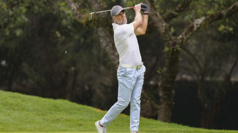 Gabriel Batistuta ejecuta un golpe durante el torneo ProAm del Quito Open, el 4 de mayo de 2022.