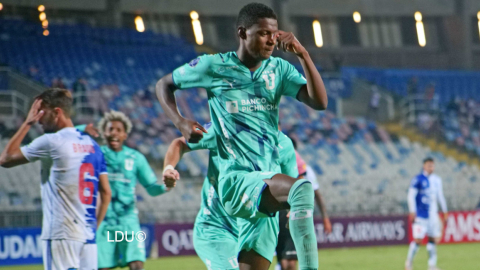 Nilson Angulo, de Liga de Quito, festeja un gol ante Antofagasta, en Chile, el 4 de mayo de 2022.