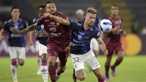 Jonatan Bauman, de Independiente, disputa un balón en el partido ante Tolima, en Colombia, el 4 de mayo de 2022.