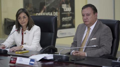 La ministra de Salud, Ximena Garzón; y el presidente del COE, Juan Zapata, durante una rueda de prensa, el 5 de mayo de 2022.