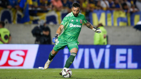 Hernán Galíndez patea un balón durante un partido entre la U. de Chile y Boca, en Argentina, en enero de 2022.