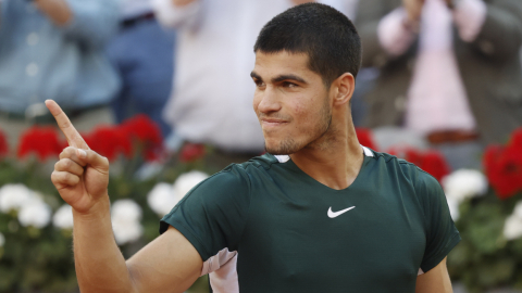 El tenista español Carlos Alcaraz celebra su victoria en la final del Mutua Madrid Open tras derrotar al alemán Alexander Zverev, el 8 de mayo de 2022.