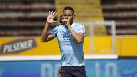 Ismael Díaz, delantero de Universidad Católica, festeja su gol ante Gualaceo, en Quito, el 8 de mayo de 2022.