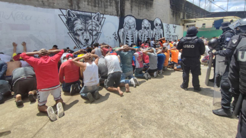 La Policía vigila a los detenidos en cárcel de Santo Domingo después de un motín. 9 de mayo de 2022