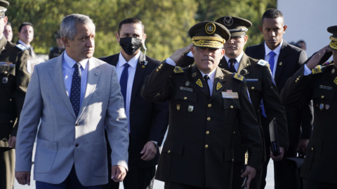 Patricio Carrillo, ministro del Interior; Fausto Salinas, nuevo comandante de la Policía. Quito, 9 de mayo de 2022