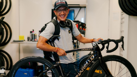 Richard Carapaz muestra, el lunes 9 de mayo 2022, su nueva bicicleta Pinarello, con la que correrá el Giro de Italia. 