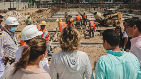 Cynthia Viteri, alcaldesa de Guayaquil, recorre obra de construcción de la piscina con olas en el Batallón del Suburbio, el 9 de mayo de 2022. Desde allí denunció la extorsión a contratistas.