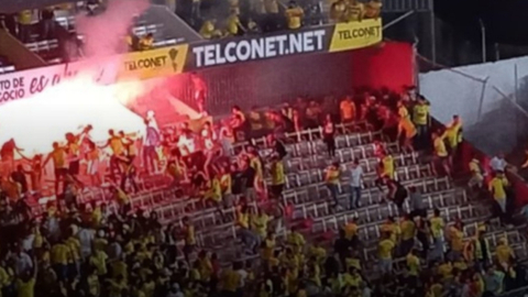 Los hinchas de Barcelona y Emelec, durante el clásico del Astillero, el 11 de mayo de 2022.