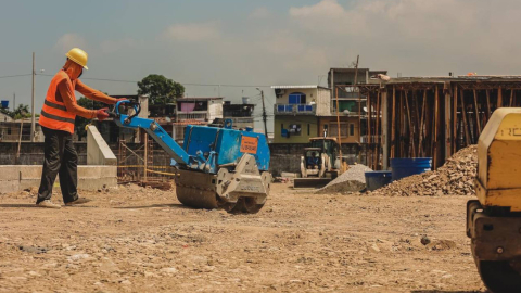 Construcción de una piscina con olas en el Batallón del Suburbio, Guayaquil, 9 de mayo de 2022.