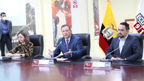 El presidente del COE, Juan Zapata (centro), durante una rueda de prensa en las instalaciones del ECU 911, el 12 de mayo de 2022.