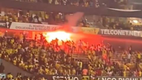 Bengalas prendidas, durante el partido entre Barcelona y Emelec, el 12 de mayo de 2022.