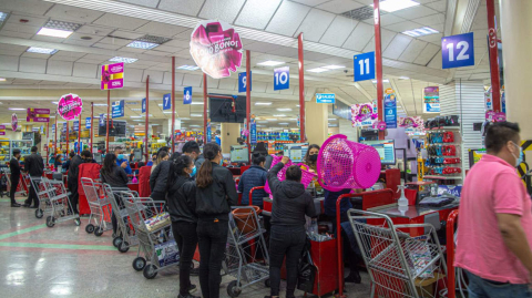 Vista general del área de cajas de Coral Hipermercados, en la avenida de las Américas, en Cuenca, que fue el primer hipermercado del Grupo Ortiz.