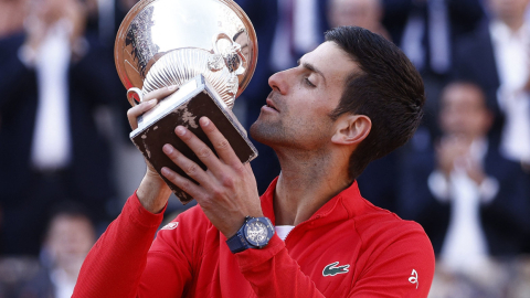 Novak Djokovic besa el trofeo del Abierto de Italia, el domingo 15 de mayo de 2022.