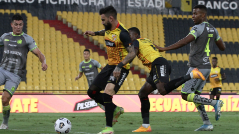 Gonzalo Mastriani, de Barcelona, maneja una pelota en el partido ante D. Cuenca, en el Estadio Banco Pichincha, el 15 de mayo de 2022.