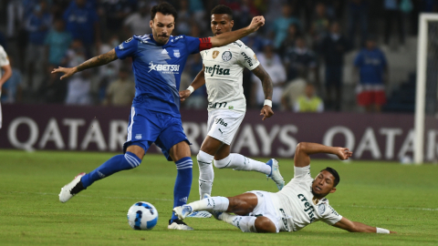 Sebastián Rodríguez, de Emelec, disputa una pelota en el partido ante Palmeiras por Copa Libertadores, en Guayaquil, el 27 de abril de 2022.