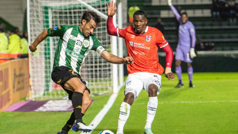 Darío Cvitanich, de Banfield y Gregori Anangonó, de Católica, disputan un balón en Buenos Aires, el 17 de mayo de 2022.