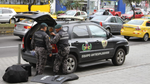 Personal del GIR en los exteriores del Complejo Judicial Norte, tras desactivar el artefacto explosivo encontrado al interior de las instalaciones judiciales, en Quito, el 17 de mayo de 2022.