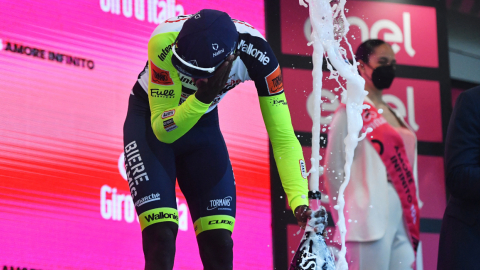 Biniam Girmay se toma su ojo después del accidente con el corcho del espumante, en la Etapa 10 del Giro de Italia, el 17 de mayo de 2022.