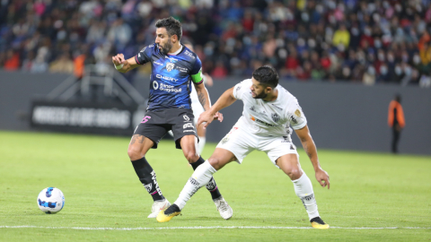 Cristian Pellerano, de  Independiente, maneja una pelota en el partido ante Atlético Mineiro en Quito, el 26 de abril de 2022.