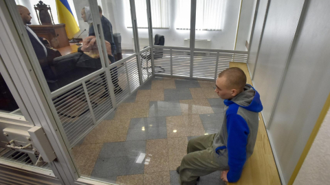 El soldado ruso Vadim Shishimarin se sienta en el banquillo, en el segundo día de su juicio por crímenes de guerra, en el tribunal de distrito de Solomyansky en Kiev, Ucrania, el 19 de mayo de 2022.