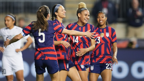 La selección femenina de Estados Unidos, en su partido ante Uzbekistán, en Filadelfia, el 12 de abril de 2022.