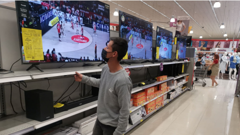 Venta de televisores en el Megamaxi, del Quicentro Sur de Quito, el 20 de mayo de 2022.