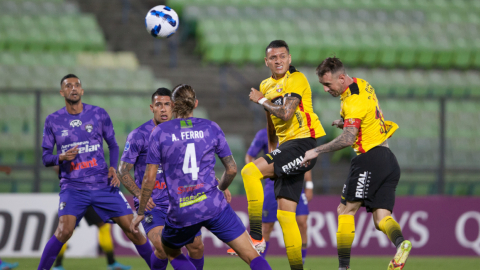 Carlos Garcés y Damián Díaz, durante el partido de Barcelona ante Metropolitanos, en Caracas, el 19 de mayo de 2022.