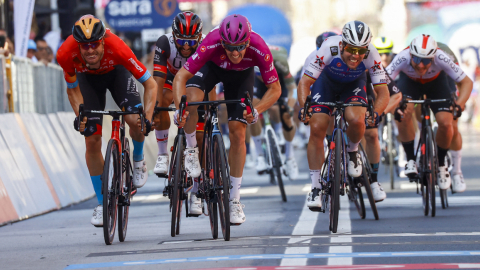 El francés Arnaud Démare (centro) se llevó la victoria en la Etapa 13 del Giro de Italia, el viernes 20 de mayo de 2022. 